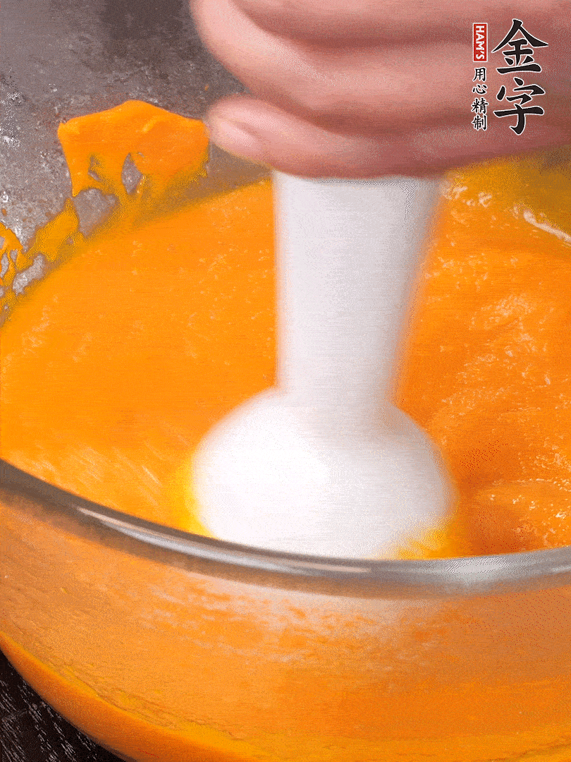 300g南瓜，去皮去瓤切滾刀塊，大火蒸8分鐘，料理機(jī)打成泥，篩網(wǎng)過(guò)篩成泥