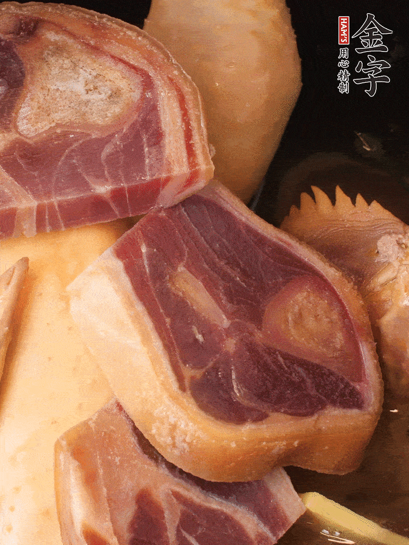 火踵、老母雞加蔥、姜、料酒、清水，大火燒開(kāi)后轉(zhuǎn)小火，燉1小時(shí)