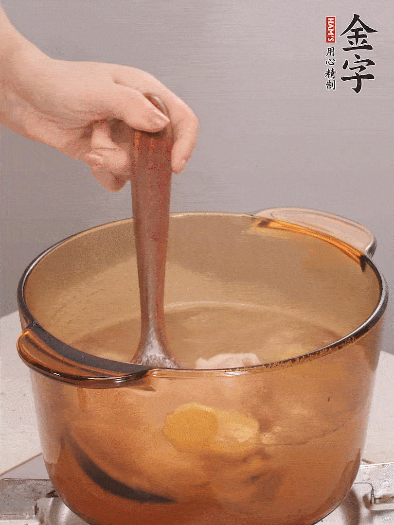 鴨腿冷水下鍋，加姜片、料酒焯水