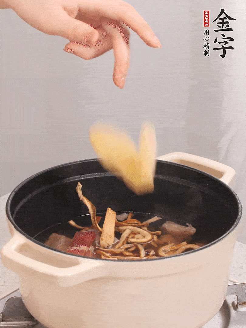 鍋中放牛腩、火腿，然后放入比食材多3倍的水；再放橘子皮、姜片、白胡椒粒燉煮90分鐘