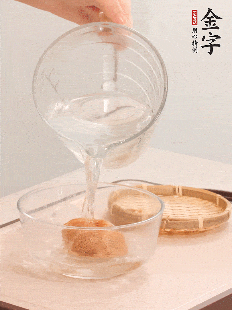 猴頭菇至少泡發(fā)半小時(shí)，將浸泡后的黃水?dāng)D干；