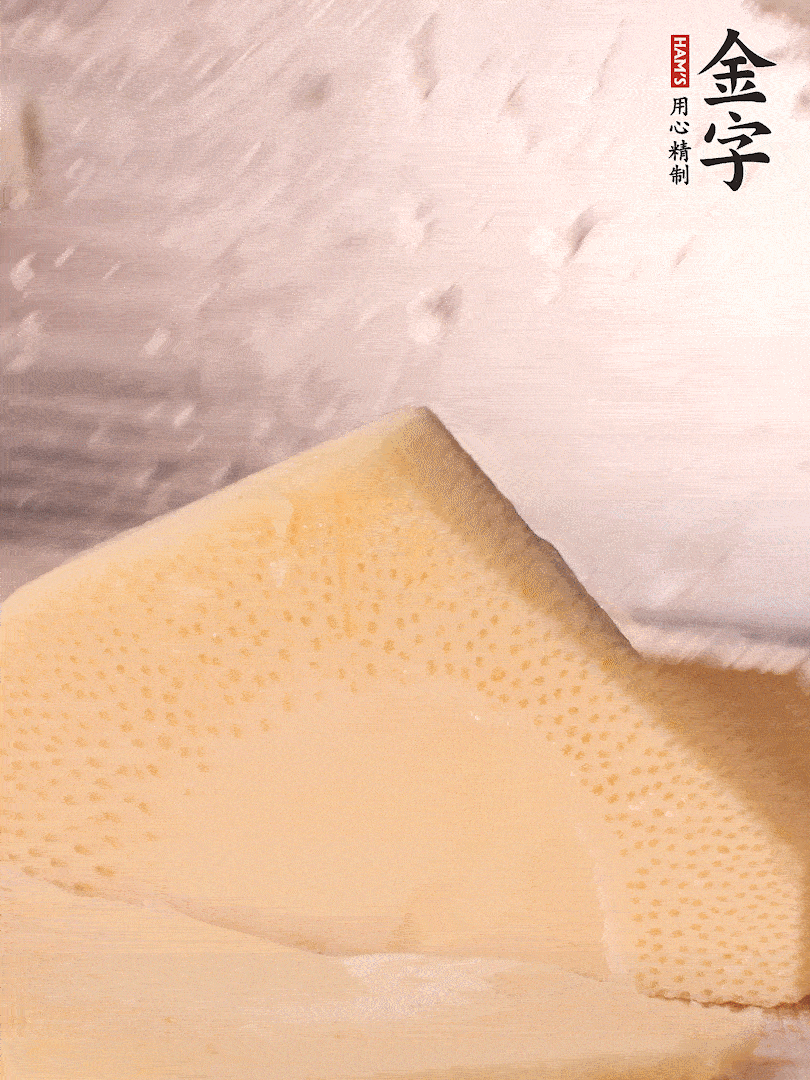冬筍處理干凈，切滾刀塊，開水焯燙去除澀味