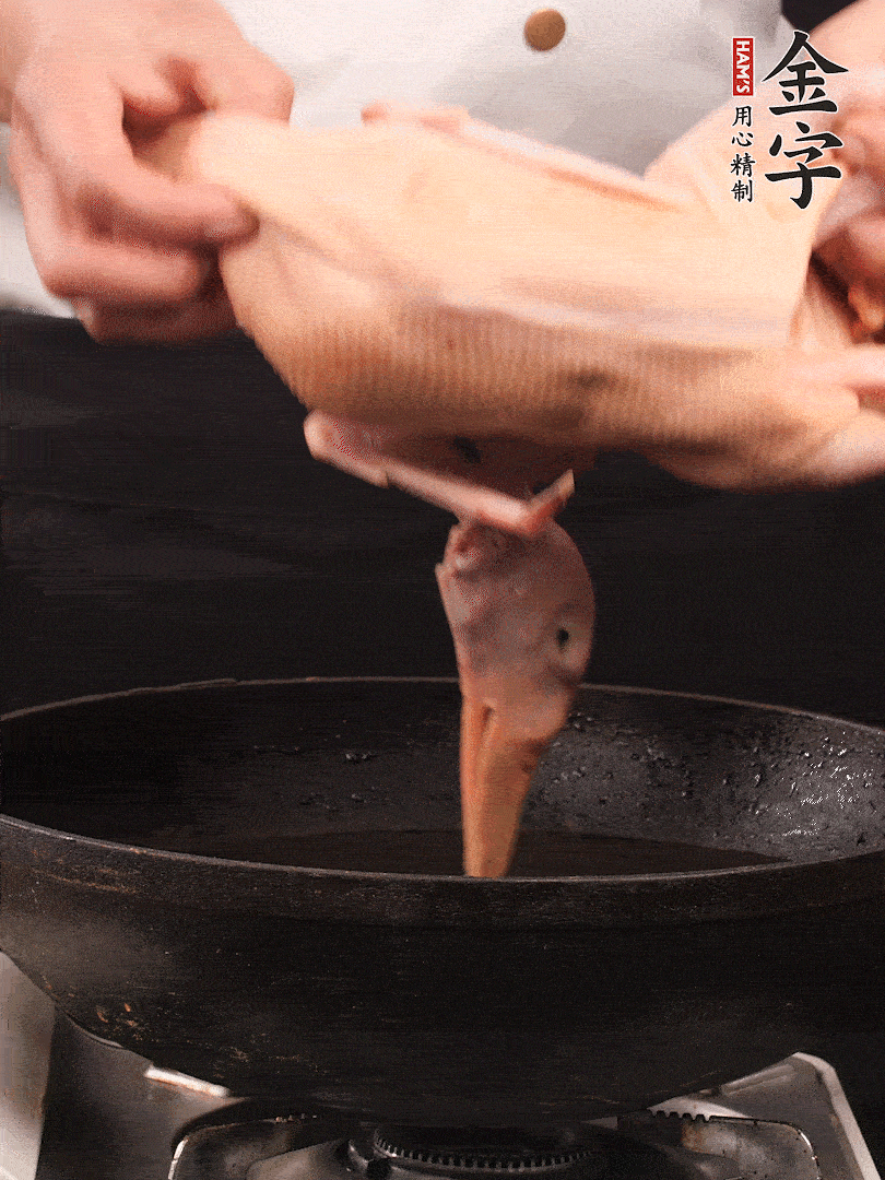 處理干凈的老鴨1只，黃酒小半碗，姜幾片，一起放入冷水，煮沸焯水3分鐘，去除血沫