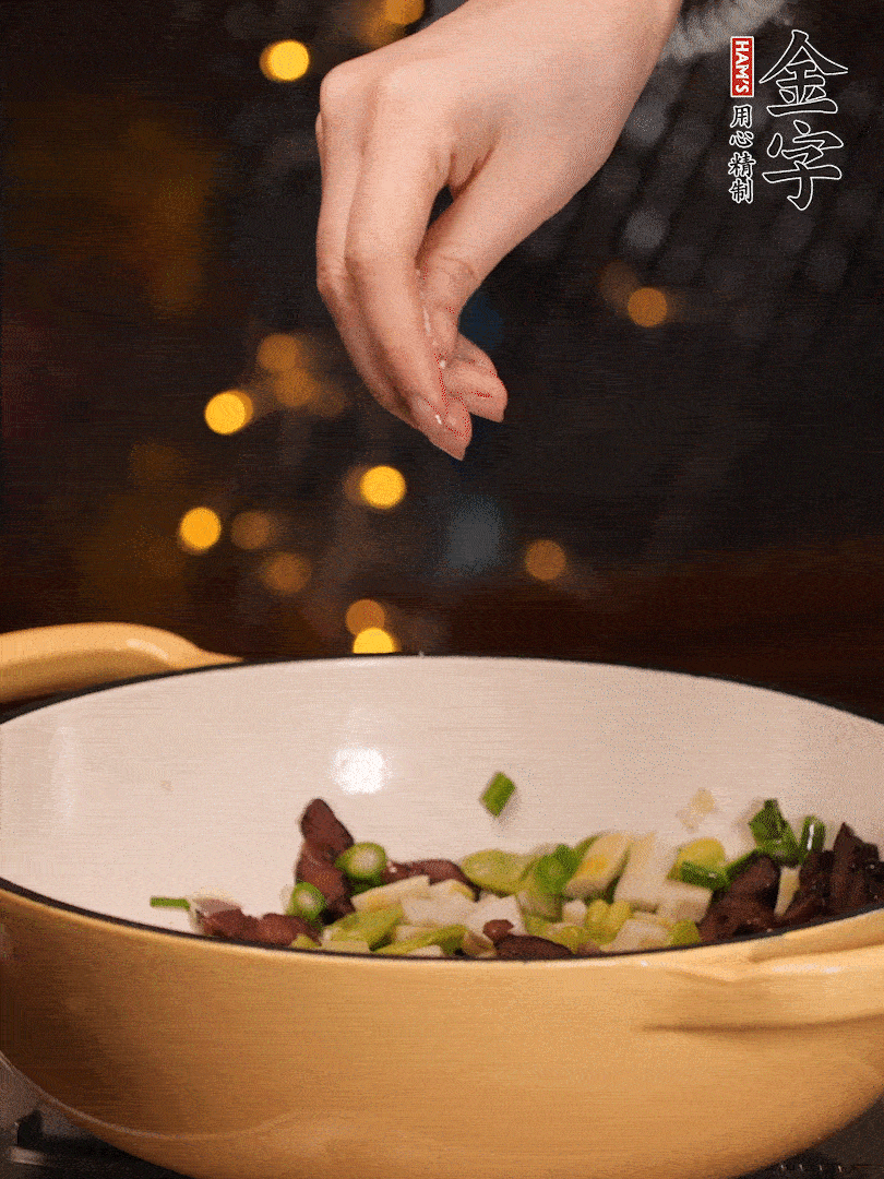 可以加點(diǎn)點(diǎn)水，再加菜苔，加點(diǎn)鹽、味精調(diào)味