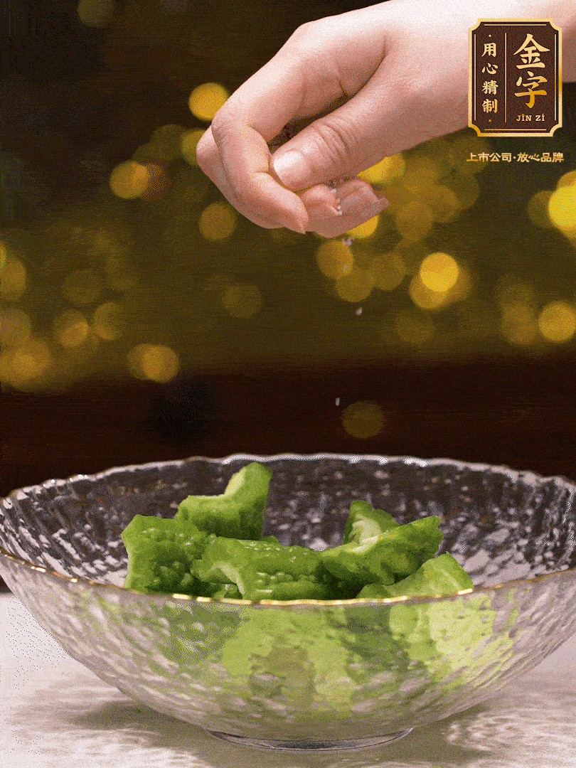 處理好的苦瓜切段（5cm），加點鹽鹽腌一下，去除一下苦味