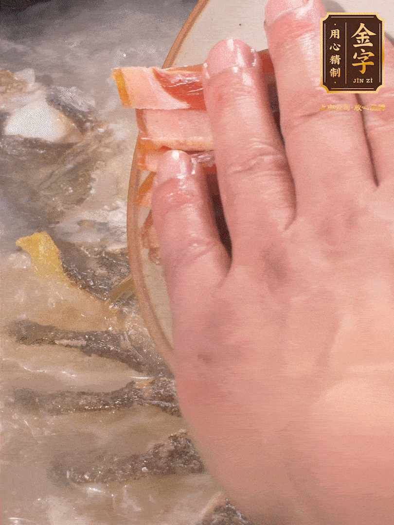 將煎好的魚，倒入三大碗開水。大火煮開后放入1個(gè)蔥結(jié)、2片姜片和1勺料酒和火腿片