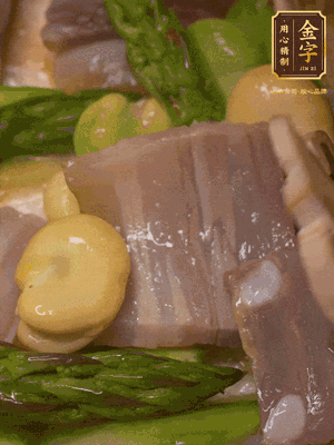 倒入熱水，燉煮10分鐘