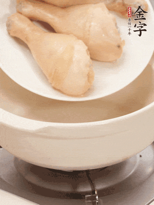 雞腿、火腿、干貝、蒜頭放入砂鍋內燉1小時