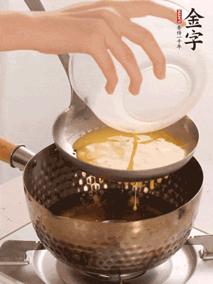 雞蛋過篩子倒入油鍋炸成蛋酥，瀝干油。