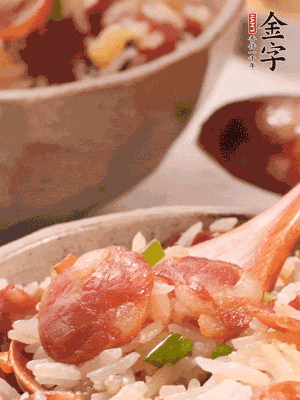 開(kāi)蓋后，沿鍋邊淋2大勺花生油，大火烤出鍋巴。輕輕翻拌一下，撒點(diǎn)蔥花。