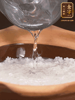 砂鍋底部刷一層油，加入大米和開水，水高1cm,大火燒開后轉(zhuǎn)中火煲5分鐘，到水微收干