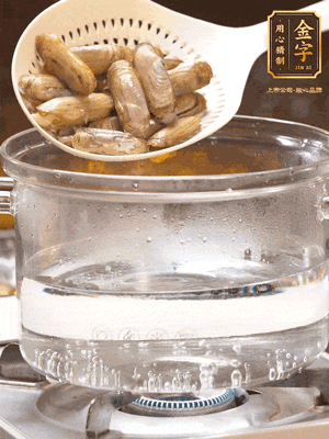 煮一鍋沸水，下蟶子汆燙30秒，撈出浸入冰水，取出蟶子肉