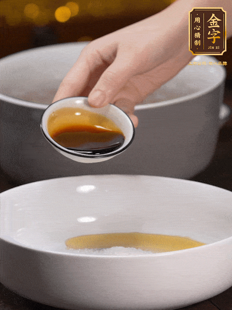 金字鹵牛肉切片，黃瓜切絲