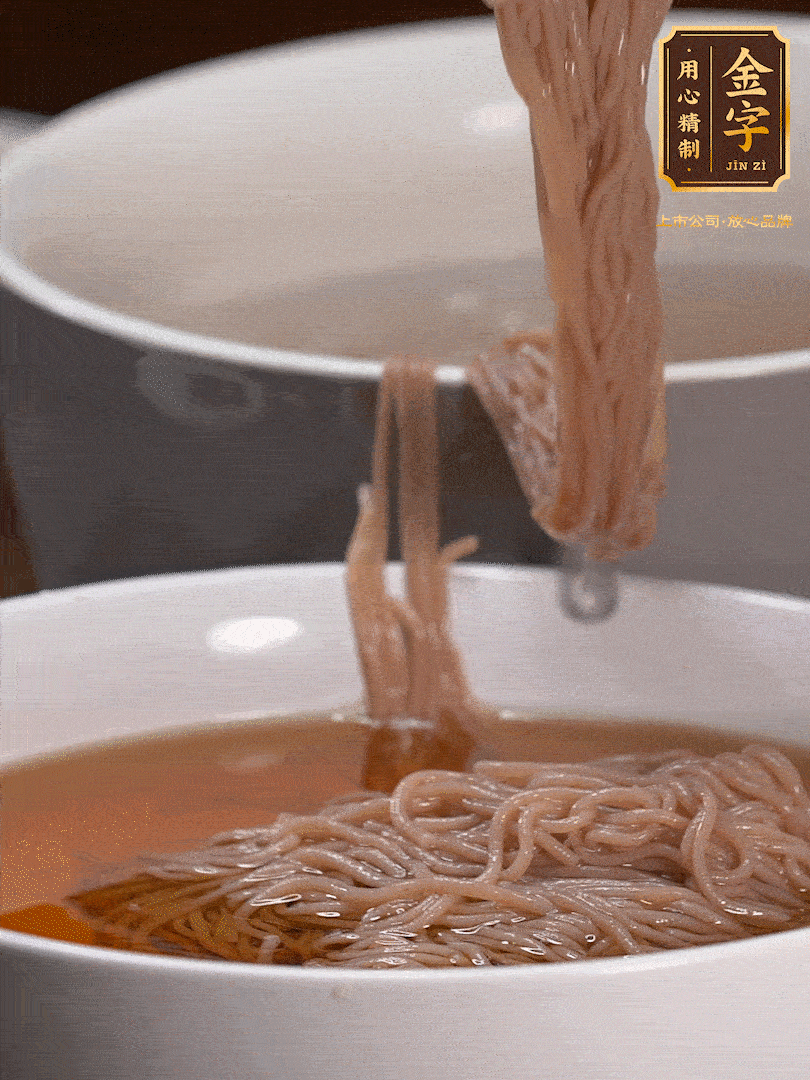 蘋果醋，一點(diǎn)鹽、糖、醬油，兌入涼白開水調(diào)成簡易冷面湯，放水箱冷藏