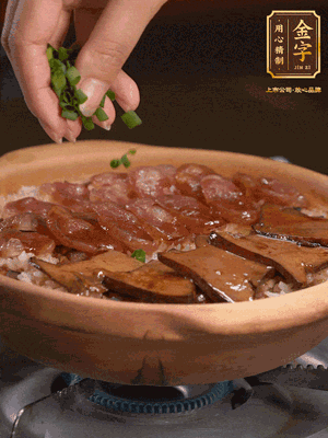 最后鋪上牛肝菌，爭(zhēng)分奪秒地倒上醬汁，撒點(diǎn)小蔥花