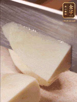 茭白去殼，底部一層老皮刨掉，切成滾刀塊