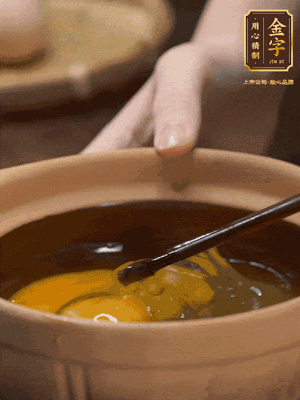 雞蛋打入砂鍋，充分打勻，1.5倍的溫水加一勺鹽，倒入蛋液中，攪拌均勻后用勺子舀去表面浮沫