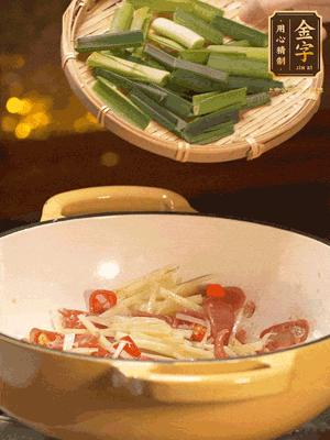 接著放蒜葉，來(lái)一點(diǎn)鹽，一點(diǎn)醬油調(diào)味翻勻