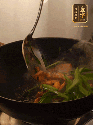 黃豆醬、鹽、糖調(diào)味，淋一圈花雕酒，蒜白先下，蒜葉后下