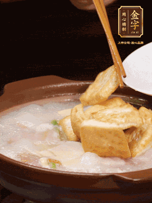倒入開水大火煮開，轉(zhuǎn)中小火放咸肉，放一點(diǎn)點(diǎn)糖、味精慢燉10分鐘
