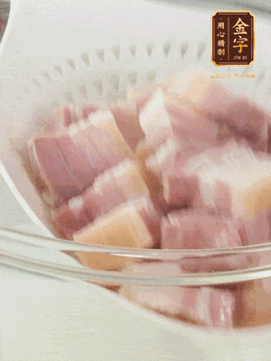 金字淡咸肉、排骨分別加料酒、蔥、姜冷水下鍋焯水，水開撇去浮沫撈出。