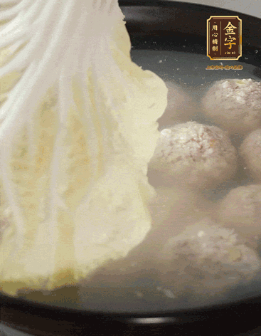 等獅子頭浮起來時再加白菜蓋。小火慢燉2小時