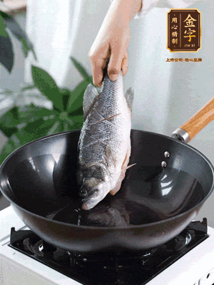 熱油，加1大勺豬油、姜片，再下鱸魚(yú)，煎至定型后翻面。（加點(diǎn)豬油，燉出的魚(yú)湯更容易變?yōu)榍逅哪贪咨?。?>
					</div>
					<span>步驟 3/6</span>
					<p>熱油，加1大勺豬油、姜片，再下鱸魚(yú)，煎至定型后翻面。（加點(diǎn)豬油，燉出的魚(yú)湯更容易變?yōu)榍逅哪贪咨?。?/p>
				</li><li>
					<div   id=