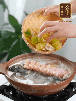 倒開(kāi)水燉煮后轉(zhuǎn)移入砂鍋，淋料酒去腥、加少許鹽調(diào)味，再依次加咸肉、春筍燉煮15分鐘。