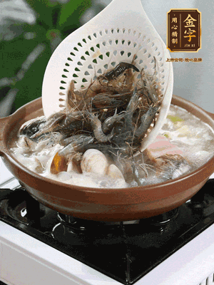 最后加一把蛤蜊、一把河蝦燜2分鐘，放一點(diǎn)白胡椒粉調(diào)味，撒上蔥花點(diǎn)綴！