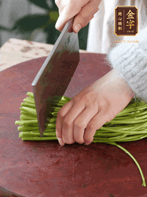 正嫩的藜蒿，掐頭去除根部，切小段