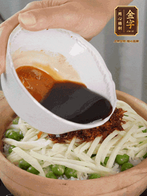 繼續(xù)小火燜3分鐘，淋上XO醬攪拌均勻。
