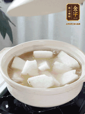 最后下冬瓜繼續(xù)燉煮10分鐘，撒上蔥花點(diǎn)綴。