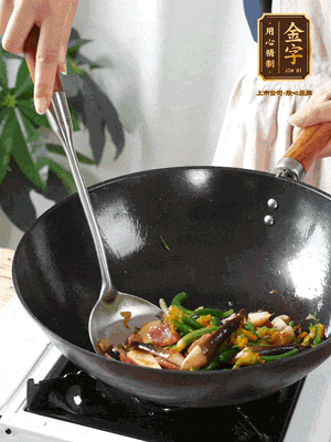 煸香蒜末，下香腸翻炒均勻，再依次下雞縱菌、黃瓜花