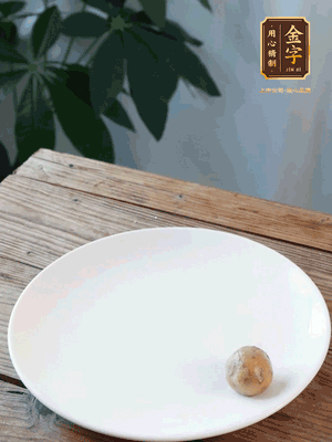 做水油皮、油酥 將油皮材料放入料盆中，加100ml水?dāng)嚢璩裳┗ㄆ瑺?。在案板上反?fù)揉搓成有一定筋度的光潔面團(tuán)，搓成14個(gè)團(tuán)子。
