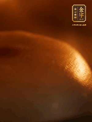 烤箱預(yù)熱至170℃，月餅放在中下層，烤18分鐘左右