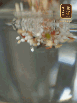 雜糧提前浸泡6小時，洗凈后下砂鍋