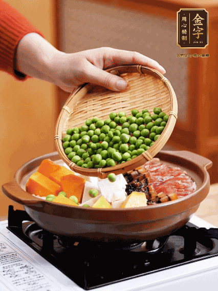 再鋪上臘腸、醬油肉、豌豆，小火煲6分鐘