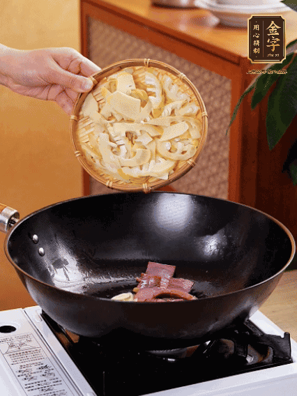 油熱，下蒜末、火腿煸炒出香味，再下筍片微微翻炒